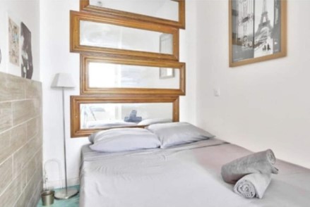 Appartement très chic à louer dans le 16ᵉ arrondissement de Paris, à seulement 10 minutes à pied des Champs-Élysées, de l’Arc de Triomphe et de la Tour Eiffel. Situé dans un quartier prestigieux et très recherché, ce logement touristique lumineux est parfait pour un séjour à Paris, que ce soit pour les vacances ou le télétravail. L’appartement comprend un salon moderne avec un canapé-lit double en cuir blanc, une télévision à écran plat, une connexion Wi-Fi fibre haut débit, ainsi qu’une kitchenette entièrement équipée (machine Nespresso, grille-pain, bouilloire, micro-ondes/grill, plaques à induction, vaisselle et ustensiles). La chambre principale dispose d’un lit double confortable, et la salle de bain offre une baignoire et un grand miroir pleine hauteur. Serviettes et linge de lit sont fournis. Vous bénéficiez d’une entrée privative dans un immeuble de standing sécurisé. La station de métro Place Victor Hugo et une station de taxi se trouvent à quelques pas. Le Palais des Congrès est à seulement 1,3 km. Accès facile depuis les gares de Lyon, Saint-Lazare, du Nord et les aéroports grâce au métro et au RER. Idéal pour une location courte durée à Paris, proche des sites emblématiques.