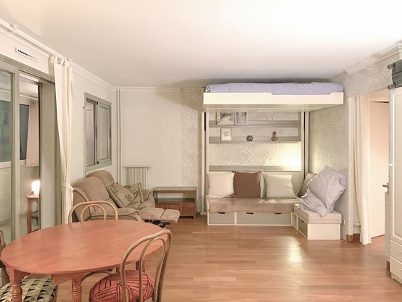 Grand studio meublé de 35 m² situé au 7ᵉ étage avec ascenseur, idéal pour étudiants ou jeunes actifs à la recherche d’un logement confortable et bien situé à Paris. À seulement 5 minutes à pied du Père Lachaise et de la place Gambetta, ce studio bénéficie d’un excellent accès aux transports en commun (métros lignes 2 et 3, bus 26, 60, 61, 64, 69) et se trouve à proximité immédiate de tous les commerces (bars, restaurants, supermarchés, boulangeries, épiceries bio). Calme et lumineux, l’appartement se situe dans un immeuble bien entretenu et offre une grande loggia de 10 m² ainsi qu’un beau parquet. L’espace de vie est intelligemment divisé en deux zones : une cuisine américaine équipée (réfrigérateur, cafetière, bouilloire, plaques de cuisson, four, micro-ondes) et un coin salon avec canapé, table, et lit escamotable électrique haut de gamme. Le logement dispose également du Wi-Fi, d’une salle de bain avec toilettes séparées, d’un lave-linge, d’un aspirateur, d’un étendoir et de stores occultants. Peinture neuve prévue fin août. Loyer mensuel : 1100 € + 150 € de charges (eau, chauffage, Wi-Fi inclus). Caution demandée : 1300 €.