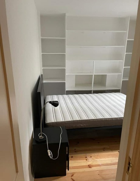 Bel appartement spacieux et lumineux, idéal pour jeunes professionnels ou étudiants à la recherche d’un logement de qualité à Londres. Situé à seulement 400 mètres de la station Baker Street et à 5 minutes de l’entrée du magnifique Regent’s Park, ce logement bénéficie d’un emplacement central dans un quartier sûr et très recherché. L’appartement est en excellent état et offre un salon spacieux, entièrement meublé et équipé (canapé, TV, table à manger, meubles de rangement…), avec un beau parquet récent.La cuisine ouverte est moderne et bien équipée (four, cafetière, etc.), et la salle de bain, bien que petite, est très jolie, propre et dispose d’une baignoire.Vous trouverez également une machine à laver et un sèche-linge.Les deux chambres doubles sont de bonne taille, lumineuses et agréables, avec de nombreux rangements intégrés et tables de nuit, également avec parquet au sol.L’ensemble du logement est confortable et chaleureux. Les conditions de location sont flexibles et, selon le dossier, aucune caution n’est demandée.