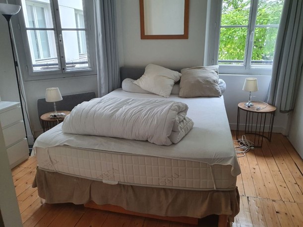 Situé dans un quartier vivant et recherché, à deux pas de la rue de la Lappe, cet appartement calme de 42 m² sur cour vous séduira par son charme et sa fonctionnalité.Une grande chambre lumineuse avec parquet, hauts plafonds et deux grandes fenêtres.Un séjour convivial avec cuisine ouverte entièrement équipée (lave-vaisselle, lave-linge), sol en carrelage.Salle d’eau moderne avec douche à l’italienne. WC séparés.Très bien desservi : Métro Ledru-Rollin (ligne 8) / Métro Bastille (lignes 1, 5, 8) / Métro Bréguet-Sabin (ligne 5). Dépôt de garantie : 3 200 €