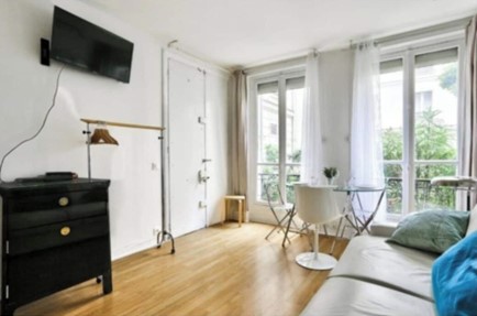 Salon agréable avec 2 fenetres et TV