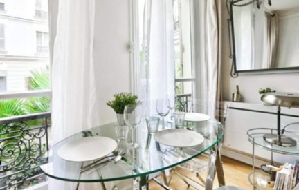 Salon avec coin repas et meubles de qualité