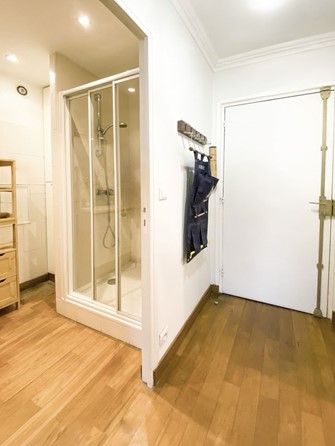 Salle de bain avec toilettes séparées