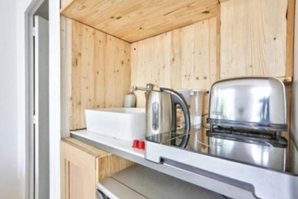 Kitchenette équipée avec plaque à induction