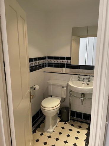 Salle de bain moderne avec WC