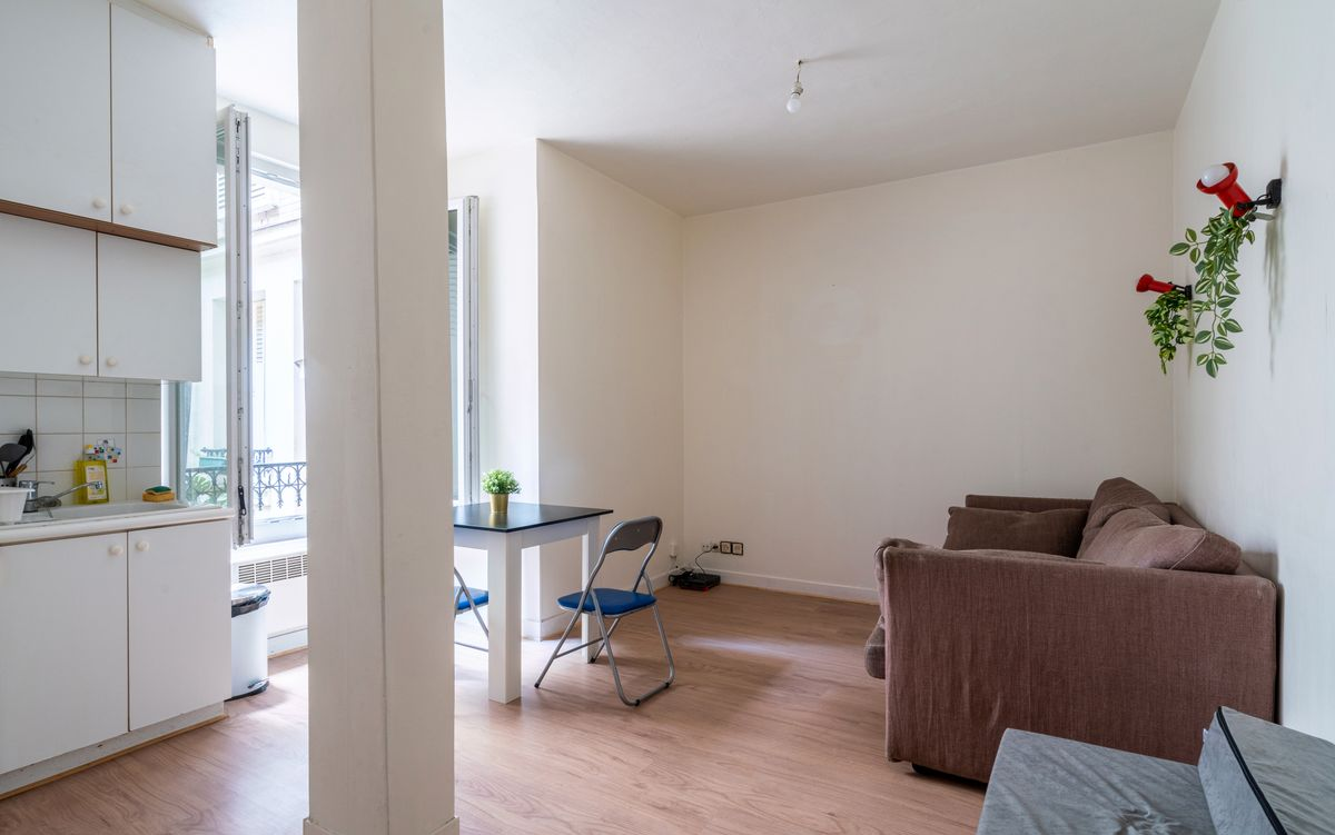 Grand Studio entiérement meublé de 28m², parfait pour un étudiant ou un jeune professionnel.Situé au rez-de-chaussée d’un immeuble calme et sécuriséLit en Mezzanine : agencement intelligent pour plus de confort et un gain de place.Espace séjour dans ce logement avec un large sofa convertible en litVrai cuisine totalement équipée: micro-onde, plaque à induction et nombreux rangementsBureau, parfait pour le télétravail ou étudierMachine à laver dans l’appartementQuartier avec tout à proximité : commerces, restaurants, supermarchés,…Nombreuses connections avec les transports publics de Paris pour une grande facilité de déplacements
