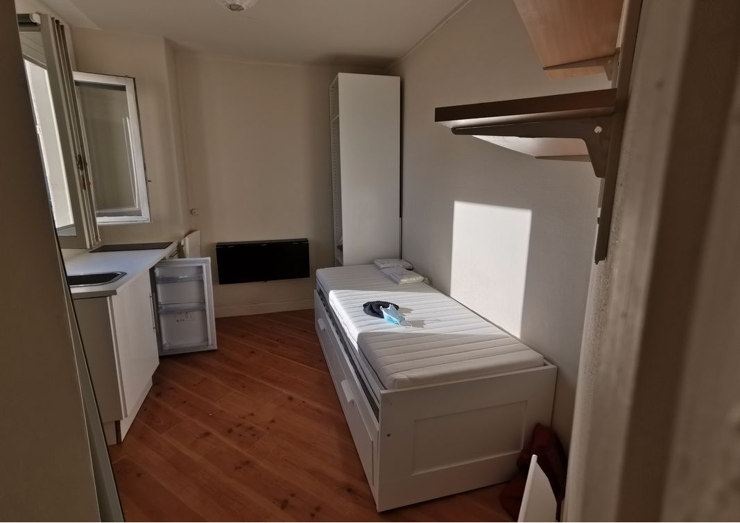 Studio équipé dans le quartier de Sèvre-Lecourbe.Situé dans un quartier trés agréable proche des Invalides.Situé au sixiéme étage (avec ascenseur) d’un bel immeuble, en trés bonne conditionLe logement est en trés bon état et pratique. Equipements récents.Il y a une piéce principale avec une kitchenette, une salle de bain (avec toilette, douche et lavabo).Parquet au sol3 stations de métro proche : les lignes 6, 10 et 12. Trés facile pour se déplacer dans ParisQuartier trés sur, avec de nombreux commerces et restaurants tout proche du logement.