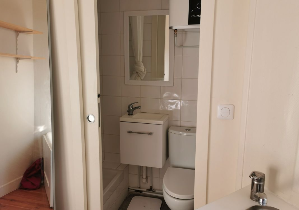 Salle de bain avec douche