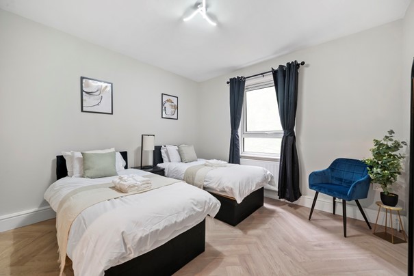 Appartement moderne entièrement meublé situé à Rotherhithe, tout près de Deptford et de Greenwich, à deux pas de la station Surrey Quays. L’appartement dispose d’une cuisine ouverte entièrement équipée avec micro-ondes, plaque à induction, four, bouilloire, frigo, grille-pain et tous les ustensiles nécessaires. Le logement est très bien aménagé avec Smart TV, table à manger, chaises, sèche-cheveux, WiFi fibre optique, et une machine à laver avec fonction sèche-linge. L’appartement est sur deux niveaux et comprend trois chambres : une avec un grand lit double, et deux avec deux lits simples chacune, pouvant être combinés en lit double. Deux salles de bain modernes sont à disposition, l’une avec baignoire et l’autre avec douche. Toutes les chambres sont confortables, bien meublées et pensées pour les jeunes actifs ou étudiants. L’espace salon/salle à manger est lumineux et agréable, avec TV, canapé et une porte-fenêtre. Un service de conciergerie est disponible dans l’immeuble. Le quartier est calme, agréable et sécurisé, avec les quais de Surrey Quays, la Tamise et plusieurs parcs à proximité. Un petit centre commercial se trouve au centre de Rotherhithe. L’appartement est à moins de 25 minutes du centre de Londres en transports en commun.