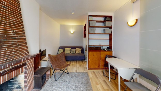 Studio de 18m² à louer, situé au 2ᵉ étage d’un immeuble sans ascenseur. Idéalement situé en plein centre de Paris, dans le quartier Palais Brongniart, ce studio est aménagé avec goût et charme, notamment grâce à une ancienne cheminée décorative. Il comprend une entrée, un salon modulable en espace nuit, une cuisine ouverte sur le séjour, ainsi qu’une salle de bain séparée. Vous serez à proximité immédiate des transports en commun et des commerces. L’arrêt de bus Porte Saint-Denis (ligne 20) se trouve à seulement 2 minutes à pied. En 3 minutes, vous accédez à la station de métro Strasbourg Saint-Denis (lignes 4, 8 et 9) et à l’arrêt de bus desservi par les lignes 38, 39, N13 et N14 (bus de nuit). Le célèbre cinéma Le Grand Rex est également tout proche.
