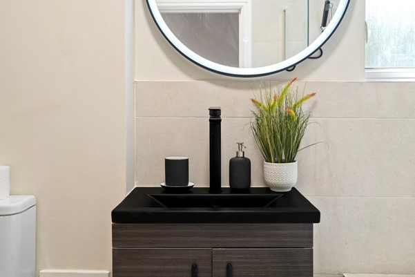 Salle de bain moderne avec vasque meuble.