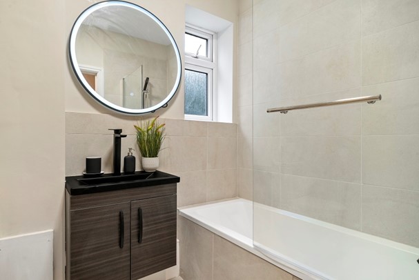 Une Salle de bain avec baignoire.