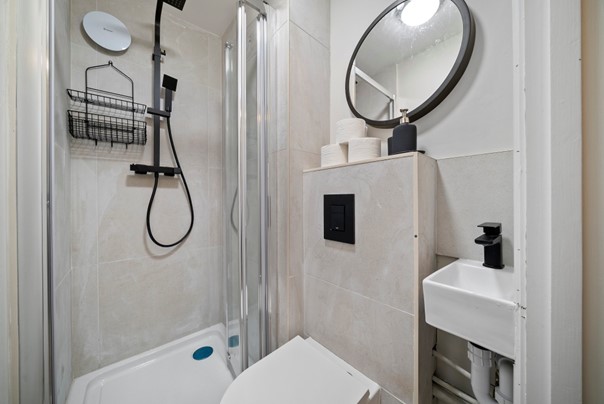 Deuxiéme Salle de bain avec douche.