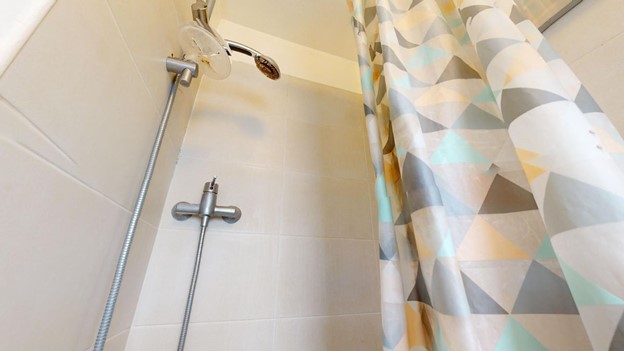 Salle de bain avec douche, en bon état