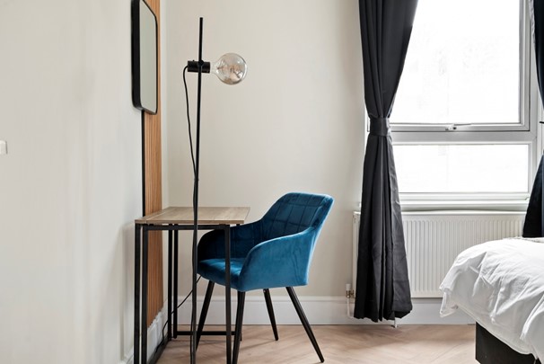 Bureau et lampe de salon dans les chambres