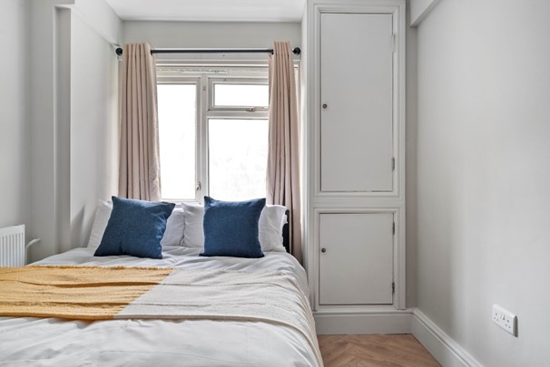 Troisiéme chambre avec un grand lit double et placards intégrés