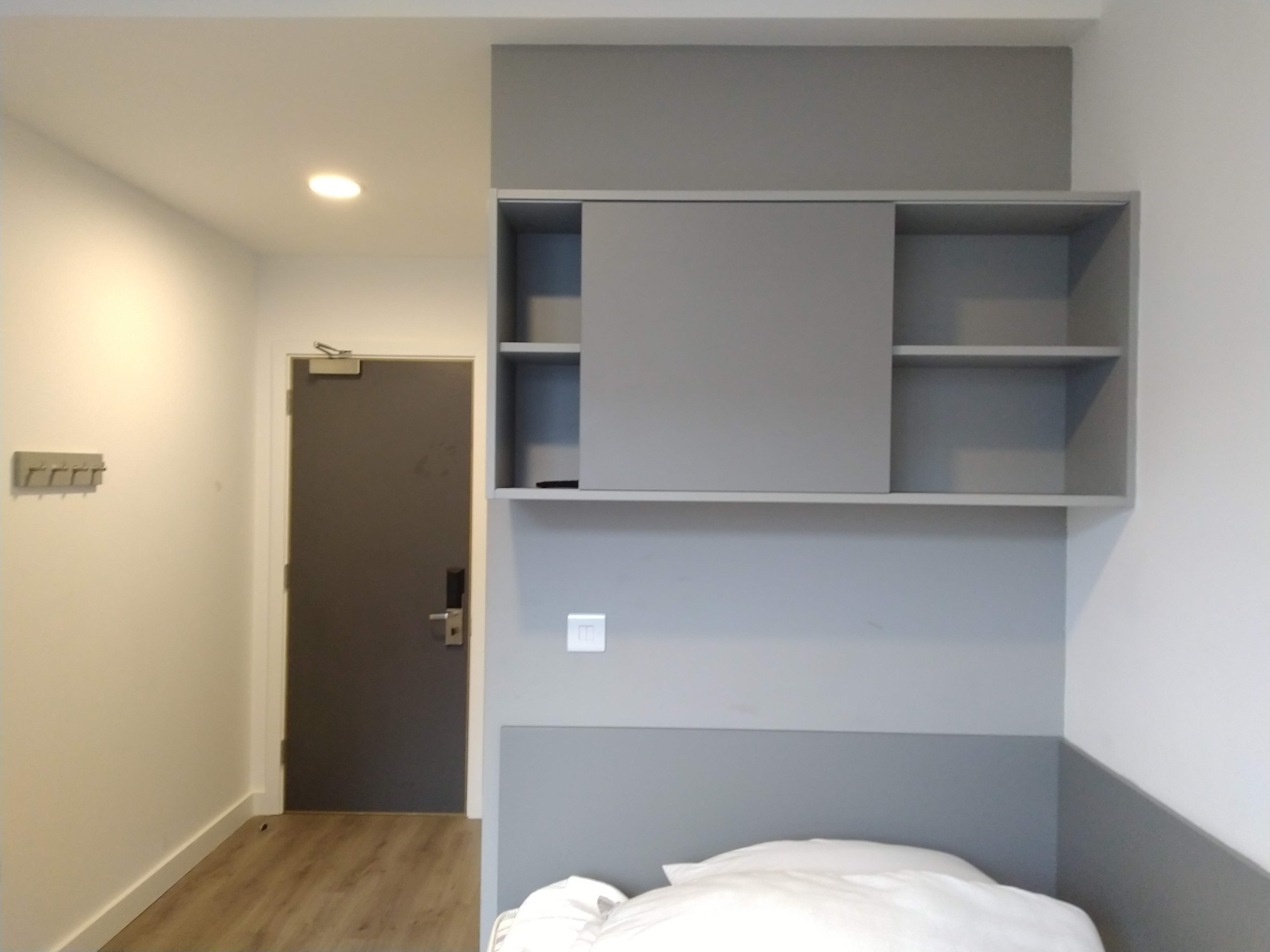 – Résidence ouverte fin 2018 trés confortable et de bon Standing.– Petit Studio pour 1 personne en excellente condition, bien aménagée et meublée (lit 1 place) avec rangements multiples, armoires, bureau, TV, miroir,…. Agréable et lumineux. Petite Salle de bain moderne avec Douche. Internet personnel dans le Studio.– Partage de la grande cuisine, moderne et très bien équipée, grande table à manger et Salon avec sofa. Avec 4 autres Studios– Nombreux équipements dans cette grande Résidence : Différents salons avec TV, bureaux, Gym, Billards et jeux,…– Toutes les Charges sont incluses dans le loyer.– Logement très récent, en excellente condition. Contrat de Location flexible.– Quartier de Point Village en plein réhabilitation avec de nombreux immeubles modernes. Il s’agit des anciens Docks de Dublin. Centre historique de Dublin trés proche, facilement accessible en tram.– Toutes commodités proches.