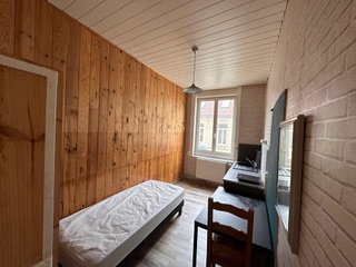 6 chambres étudiantes localisées à 62500 Saint-Omer Bonjour, Je vous propose à la location une chambre étudiante meublée sécurisée dans une demeure composée de 6 chambres dans le quartier Ribot à St-Omer à proximité immédiate du centre ville et à 15/20 minutes à pied de l’université ou de la gare. Les chambres sont totalement indépendantes et sont équipées d’une kitchenette (plan de travail, évier, plaque chauffante, frigo…), d’un dressing, d’une table/bureau et d’un lit. La maison se compose de 2 étages.Il y a une salle de bain et un cabinet de toilettes pour 3 chambres par étage. Le loyer varie de 280 à 310€ par mois suivant la chambre. Les charges s’élèvent à 85€ par mois et comprennent l’eau, le gaz, l’électricité et internet.Toutes les chambres sont éligibles aux aides de la CAF. Étudiants uniquement.– Chambre 11 : Loyer de 290€/mois (12m2), actuellement occupée (pas de photos dispo)– Chambre 12 : Loyer de 280€/mois (10m2), actuellement libre– Chambre 13 : Loyer de 290€/mois (12,5m2), actuellement libre– Chambre 21 : Loyer de 290€ (12m2), actuellement occupée– Chambre 22 : Loyer de 280€ (10m2), actuellement libre– Chambre 23 : Loyer de 310€/mois (16m2), actuellement occupée (pas de photos disponibles).