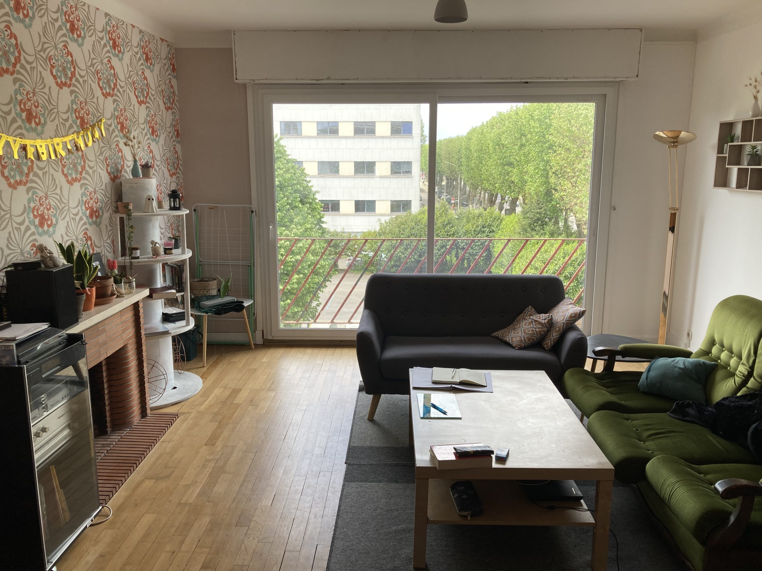 Colocation 4 chambres Dans l’hyper-centre de Lorient, 4 chambres dans un appartement de 110 m² spacieux et lumineux, rénové à neuf en 2021. Il dispose d’un petit balcon et est entièrement meublé et équipé (réfrigérateur/congélateur, four, micro-ondes, lave-vaisselle et machine à laver). Les avantages :– Logement tout équipé– Accès sécurisé par un badge– Cour extérieure– Garage à vélos et places de parking à votre disposition– Eligible aux APL– Bail individueldispose d’un petit balcon et est entièrement meublé et équipé (réfrigérateur/congélateur, four, micro-ondes, lave-vaisselle et machine à laver). Prix par chambre : 380€ + 60€ de charges comprenant eau, EDF/GDF, ordures ménagères et internet (fibre) Documents demandés :– photocopie carte d’identité du locataire– photocopie carte d’identité du garant– 3 derniers bulletins de salaire du garant