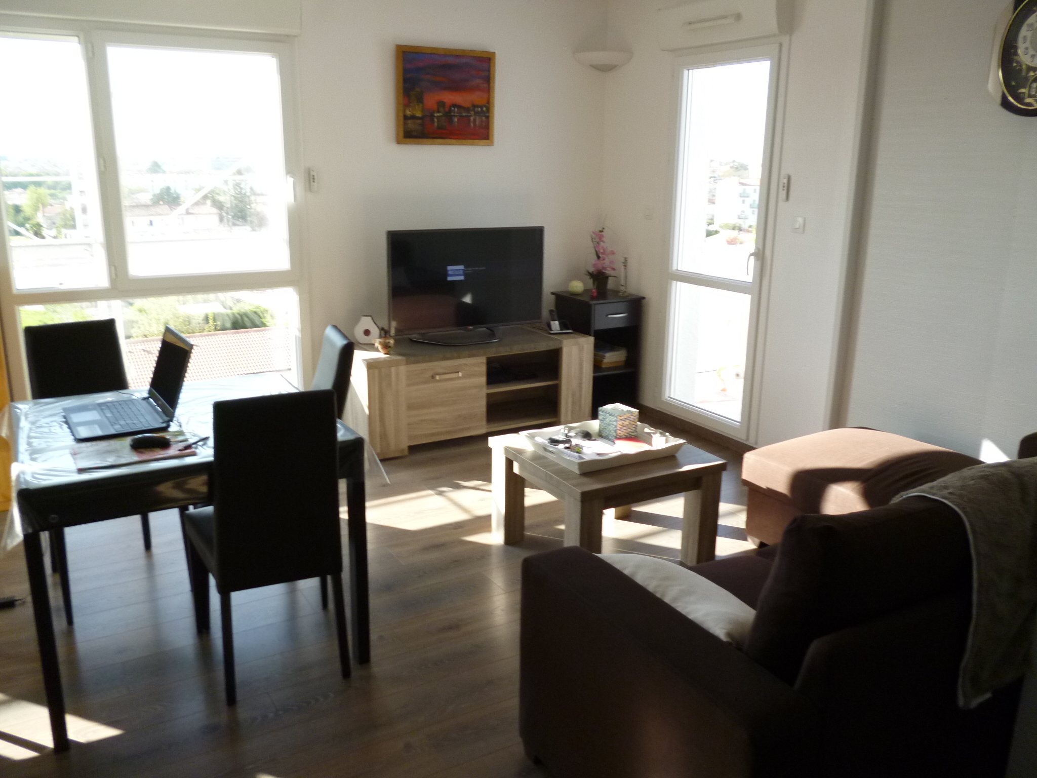 Loue chambre dans appartement dans une résidence calme et sécurisée.
 
Parking, ascenseur. Salon séjour, cuisine équipée, 2 chambres, salle de bain, wc séparé, Internet Wifi, 2 balcons.
 
Vue superbe sur la ville de Niort.
 
Appartement climatisé ( clim réversible ).
 
