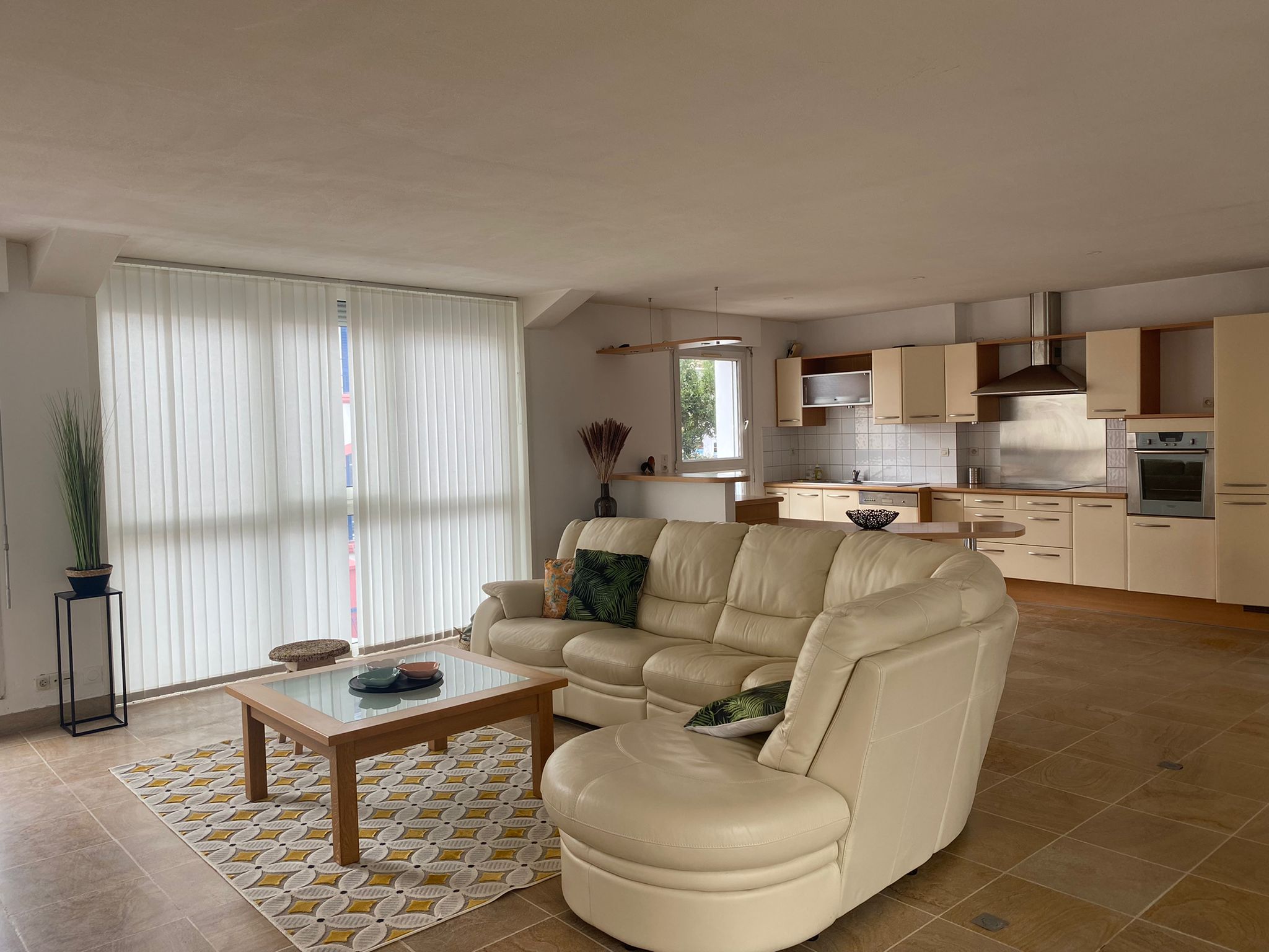 Colocation Maison/villa – 300m² 10 pièces avec terrasse disponibles à partir du 20 juillet 2025.Cette agréable maison de 9 chambres en colocation s’organise sur deux étages de la manière suivante : 1ᵉʳ étage :• – Un salon avec un canapé et une table basse• – Une cuisine équipée d’un four, d’un micro-ondes et d’une plaque de cuisson• – Une petite kitchenette• – 5 chambres• – 2 salles d’eau avec vasque et miroir• – 2 toilettes• – Un grand garage dans lequel se trouvent deux machines à laver et un sèche-linge 2ᵉ étage :• – Une cuisine équipée d’un four, d’un micro-ondes, d’une plaque de cuisson et d’un lave-vaisselle• – Une salle à manger avec un canapé, une table basse, un meuble télévision et une télévision ainsi qu’une table à manger• – 4 chambres• – 2 salles de bain• – 2 toilettesUn chauffage fonctionnant au gaz est présent dans cette maison. ð³ LES EXTÉRIEURSLe bien comporte un jardin et une terrasse. Côté stationnement, il dispose d’un garage très grand dans lequel vous pourrez y garer vos vélos. ð LE QUARTIERNiveau transports, on trouve plusieurs lignes de bus ainsi que la ligne de tramway A (Pilier Rouge) dans les environs.Vous trouverez deux cinémas de même qu’un bassin de natation à quelques minutes de la maison. Il y a également des restaurants et des commerces à proximité. ð LA CHAMBRELa chambre est équipée d’un lit double, d’un bureau, d’une armoire type dressing, d’un canapé et d’un portant à vêtements. Prix par chambre : 420€ (+ 80€ de charges comprenant eau, EDF/GDF, ordures ménagères et internet (ADSL) Bail individuel à la chambre. Pas de caution solidaire. Chacun est libre de partir quand il veut sans se soucier des autres colocs, dès le moment où il respecte un mois de préavis. Eligible aux APL. Documents demandés :– photocopie carte d’identité du locataire– photocopie carte d’identité du garant– 3 derniers bulletins de salaire du garant