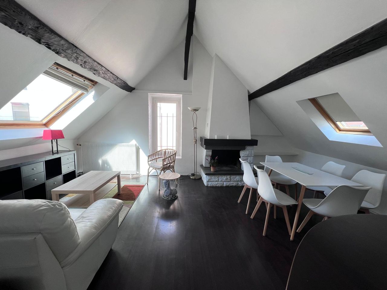 Antony Hyper centre meublé 3 chambres RER B 200m Nous proposons en location meublée un appartement de charme, à 200 m du RER B Antony. D’une surface au sol de 97 m², 57 m² habitables, il offre 2 chambres et 1 Mezzanine équipées chacune de couchages doubles. Ci-dessous les caractéristiques: • A 20 minutes de Chatelet les halles• Accès direct aux aéroports d’Orly (8 minutes) et de Roissy Charles de Gaule• En plein quartier commerçant.• Proche du marché, des restaurants et Cinéma L’appartement est composé de : • Une pièce à vivre avec cuisine ouverte de 40,3 m²• Un dégagement avec 2 placards• Une salle d’eau wc de 8,5 m²• 2 chambres de 10,5 m² chacune• Une mezzanine de 14,5 m² Les 2 chambres de 10,5 m² comprennent chacune :• Un lit double + literie• Un placard La mezzanine comporte : • Un couchage double• Un placard attribué La cuisine est bien équipée : • Vaisselle pour 12 personnes,• Lave linge avec fonction séchage,• Lave vaisselle,• Frigidaire avec freezer,• Four• Four micro-ondes• Table de cuisson Il est possible de louer un ou deux parkings en sous-sol au pied de l’immeuble (91 €/mois charges comprises). Les aides au logement (CAF) et la garantie Visale sont acceptées.Diagnostic DPE réalisé le 28 juillet 2023• DPE : D• GES : D Disponible immédiatement.