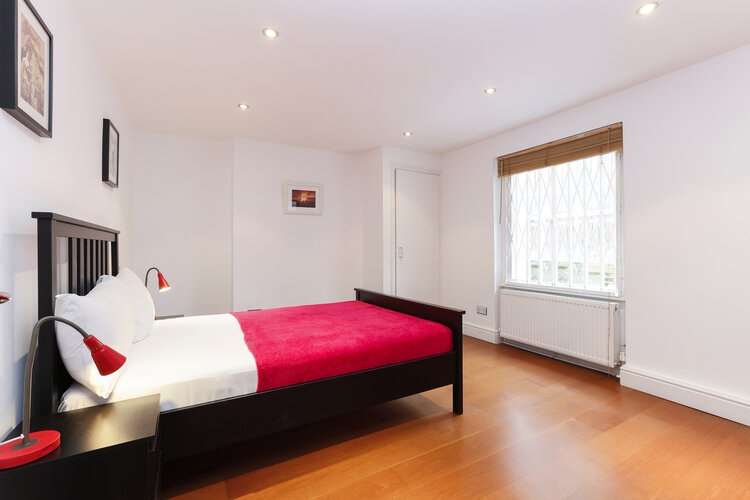 Mornington Terrace, Camden, NW1, LondonAppartement sur deux étages, agréable, confortable et de bon Standing. Idéalement situé tout proche du quartier de Camden Town (un des plus recherchés de Londres), à environ 4 mn de la station de Mornnington Crescent et quelques minutes à pied également du magnifique et immense Regent’s Park.Logement de qualité avec : cuisine/salle à manger de bonne taille, entièrement équipée et meublée (Sofa, table à manger, chaises,…) avec parquet au sol.Belle Cuisine ouverte avec tous les équipements (four, Boiler, micro-onde, couverts et assiettes fournis également). Une salle de bain moderne, avec baignoire et porte-serviette électriqueW.C en plus à l’étage avec lavabo. Trois chambres double plutôt spacieuses, lumineuses et bien agencées. Entièrement meublées avec grande armoire ou commode, tables de nuit, lampe et autres rangements. Linge de lit et draps inclus.Bonne surface habitable, très confortable. Logement en excellent état et très bien entretenu.Quartier vibrant et dynamique, très recherché des jeunes pour se loger compte tenu de son charme et de la proximité avec des endroits-clés du centre-ville de Londres.Toutes les charges sont incluses dans le loyer, y compris Internet. Le logement est entiérement meublé mais aussi pret à l’emploi avec ustensile de cuisine, couverts, etc…– Conditions de location flexibles et absence de Caution selon la durée de location demandée.