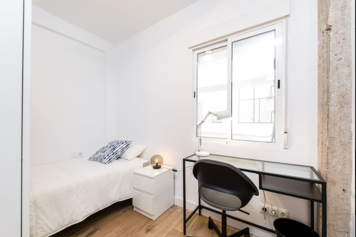 Chambre dans un quartier dynamique, dans le centre de la ville et proche des Universités.
Logement au cinquième étage avec ascenseur.
L’appartement en colocation dispose de 4 chambres et 2 salles de bains communes.
Piéces communes : salon, salle à manger et cuisine entièrement équipée.
Le prix comprend les charges et le nettoyage des parties communes.
Chambre avec lit simple, intérieur.
Set de serviettes (+30€).
Pack de bienvenue (+110€).
Durée minimum de location de 5 mois.