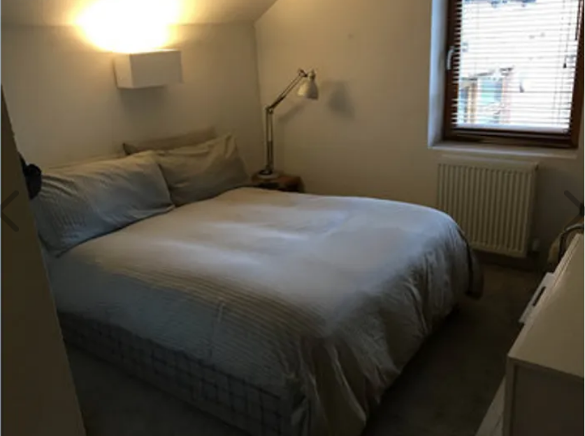 43 William Street North, Dublin 1


Chambre double avec bureau, meuble, lit deux places, table de nuit, lampe et sa propre salle de bain privée (non-partagée).


Votre salle de bain avec douche, lavabo et wc.


Aménagement spacieux salon/salle à manger/cuisine ouverte (open-plan kitchen).


Grafton Street à 20 minutes ; O’Connell Street 15 minutes, Connolly Station 5 minutes, IFSC 10 minutes


Factures partagées avec les autres colocataires. 2 personnes actuellement dans le logement.
