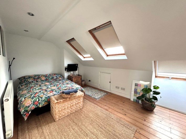 Walthamstow, LONDON, E17– Grande Maison de 5 chambres située dans le quartier agréable de Walthamstow. La station de train de Wood Street est située à 10min à pied environ tandis que la station de métro de Walthastow Central est à 16min à pied (Victoria Line). Il y a 4 chambres en tout pour les invités dans cette grande maison.– Belle Chambre double (l’une est en Loft) ou 1 chambre simple, entiérement meublée avec armoire et/ou commode ou différents meubles de rangements selon les chambres. Parquet au sol dans toutes les chambres. Confortable et pratique. – Partage du double salon, la jolie cuisine équipée moderne et la salle de bain (avec baignoire) avec la famille et les potentiels invités. L’usage de la cuisine se devra d’être « léger » pour ne pas monopoliser trop de temps. – La famille est composée d’une femme de 63ans qui est sauveteuse et professeure. – Quartier calme et résidentiel situé en Zone 3, à tout juste 20mn du centre en métro. Nombreux commerces dans le centre de Walthamstow. – Maison confortable avec grand salon. Quartier sûr et ayant bénéficié d’un profond embellissement aprés les JO de 2012.