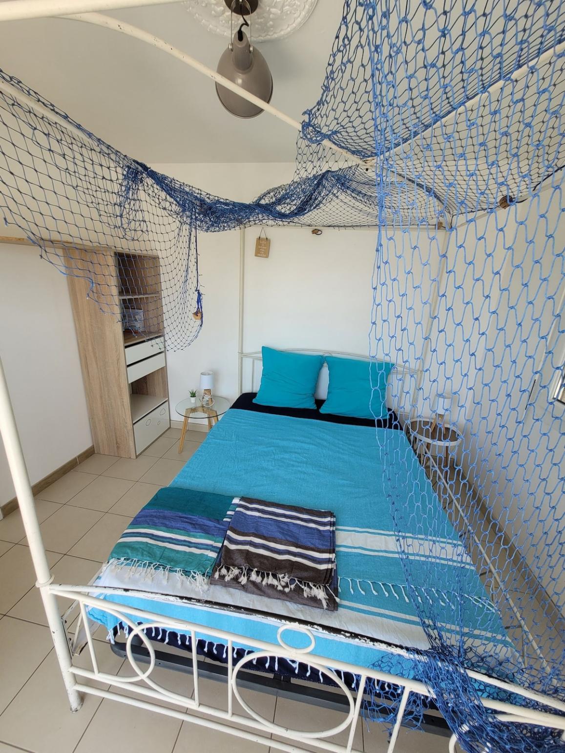 1er Étage de Villa avec jardin à 50 m de la plage. Unique pour 8 personnes composé de 3 chambres confortables avec terrasse pour chaque chambre. 3 lits doubles en bois flottés ultra confortables avec matelas neufs à mémoire de forme. Un nouveau canapé lit ultra confort pour 2 pers, lit pliable bébé (gratuit sur demande). Wifi rapide pour télétravail efficace, tv. Jardin privatif, équipé avec barbecue, hamac, grande table pour bons repas en famille ou entre amis, à 50 mètres de la plage. Cuisine équipée avec lave-linge, plaques à induction, four, frigo, micro-ondes, barbecue, cafetière, bouilloire. Salle de bains douche carrelée, WC séparé. RARE : 1 place de parking gratuite. Normes Éco, développement durable. Le but est le retour à la nature, à l’essentiel.Le rez de jardin de la villa est loué à d’autres vacanciers ou bien est non loué selon les périodes. Les entrées des appartements sont bien séparées.A proximité du marché du port de Carnon, de Palavas d’un côté, La Grande-motte de l’autre, à 10min de Montpellier, de sa gare TGV, de son aéroport Fréjorgues (sans le bruit), proximité tramway pour Montpellier centre.Retrouvez l’essentiel de la vie à la plage avec jardin privatif, sécurisé pour les enfants.Vous n’avez pas besoin de climatisation car l’air est frais et ventilé en microclimat en bord de plage.Il faut additionner 90€ par séjour de frais de ménage, location draps, serviettes, blanchisserie du linge (draps, serviettes).
