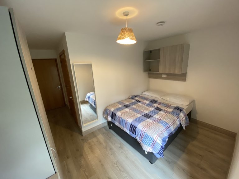 Santry, Dublin 9, IrelandLogement dans une jolie résidence située dans un quartier agréable et sûr, plutot résidentiel et à 20 minutes en bus du centre-ville de Dublin. Chaque appartement dispose de 4 chambres, d’un salon, d’une cuisine entièrement équipée et d’Internet Wi-Fi. Chaque chambre est équipée d’un bureau, d’une chaise et d’une armoire. Parquet ou Moquette selon les chambres. Le linge de lit est fourni (draps, couettes, oreillers et couvertures). Salle de bain privative dans chaque chambre, avec WC et douche. Assez moderne et en trés bon état. La réception est ouverte 24h/24 et 7j/7. 25/30 minutes en bus pour rejoindre le centre-ville. Bus : 155, 13, 1, 33, 41, 41c. Toutes les charges sont incluses dans le Loyer (des jetons de laverie sont disponibles pour 3€ par lavage).