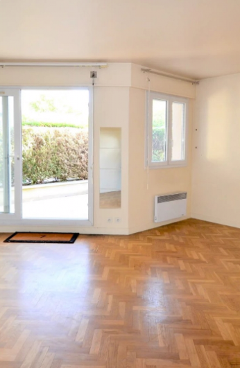 Appartement sous les toits d’une chambre situé dans le centre-ville de Tralee.Entiérement meublé. En bon état et de facture récente.Le logement dispose d’une chambre séparée avec un lit simple, armoire et autres rangements.Jolie cuisine équipée, partiellement séparée du reste de la piéce principale.Salle de bain de petite taille avec douche.Jolie petite ville calme dans le comté de Kerry, au bord de l’Océan. Disponible immédiatement.