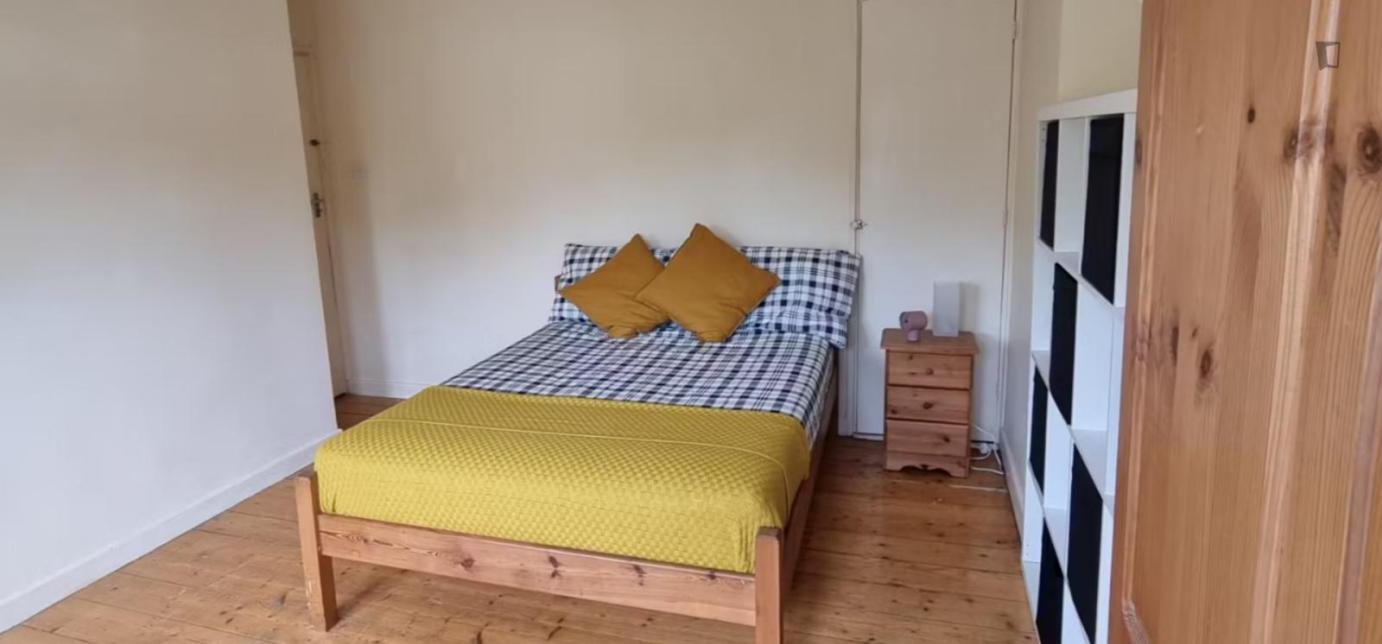 • Excellente propriété de deux étages avec quatre salles de bains simples avec toilettes privées, une chambre simple et une chambre double adaptées aux couples, chacune avec un poste de travail, un espace de coworking important pour ceux qui doivent travailler à domicile, et un salon confortable et bien éclairé, une salle à manger, une buanderie et tous les appareils essentiels.Situé dans le quartier résidentiel de Whitehall, l’un des quartiers les plus sûrs et les plus tranquilles de Dublin.L’aéroport de Dublin, un large éventail de magasins, diverses lignes de bus, et il faut moins de 20 minutes pour se rendre en bus du logement au centre-ville.Toutes les factures ne sont pas incluses.Les factures non-incluses représentent un montant de 40€ par mois et par personne.Pour les réservations de plus d’un mois, le loyer sera payé mensuellement.