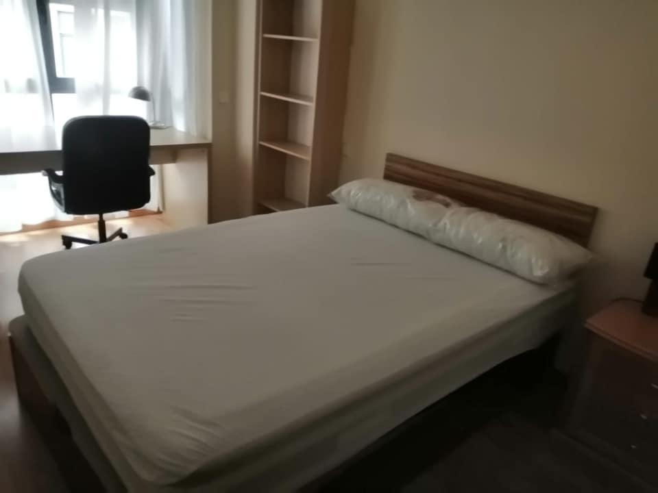 Villanueva de la Cañada, Madrid, España
– Grand appartement ensoleillé de bon standing disposant de deux chambres, entièrement équipé et meublé au coeur de Villanueva de la Cañada. Situé au 1er étage.
– Il a un grand salon lumineux avec un balcon, deux chambres meublées, deux salles de bain complètes en excellent état et cuisine moderne avec équipements de qualité : plaque en vitrocéramique, four,…
– Le logement dispose aussi d’une petite piéce de rangement.
– Piscine commune dans la Résidence.
– Emplacement en plein-centre de la petite ville de Villanueva, sur l’artére principale avec commerces tous proches.
– Possibilité de louer une place de Parking pour 100€ de plus par mois.