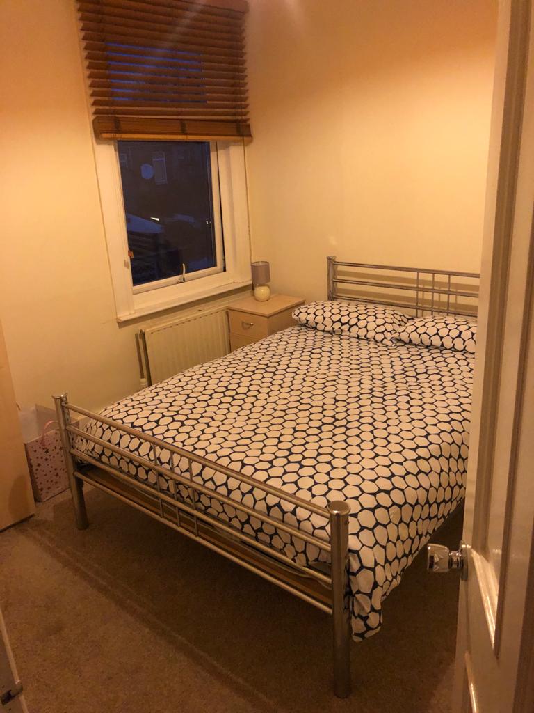 – Maison de 3 chambres en colocation située dans le quartier de East Stratford. Grand centres commerciaux et village olympique, quartier dynamique et sûr. – Chambre double de taille moyenne (lit 2 places) avec armoire, table + chaise, table de nuit… Moderne dans son aménagement, très bon état. Parquet au sol. – Partage de la cuisine équipée, Salon/Salle à manger spacieux, 2 salles de bain, machine à laver et Internet. Jardin derrière la maison. – Toutes les charges sont incluses dans le loyer, Internet compris. – Logement en très bon état et bien entretenu. Propriétaire très exigeant sur la propreté et les règles à respecter – Rue calme et résidentielle. Commerces très proches à pied. Quartier moderne, totalement réaménagé pour les JO 2012, situé en Zone 2, à moins de 20min du centre en métro (Central Line) et 15 mn de la City.