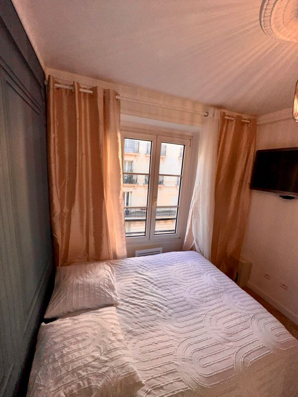 Voici le Studio que nous vous proposons : Quartier Pigalle, 75009 ParisSuperbe studio rénové entièrement de 15m².Situé en plein cœur de Pigalle au 3éme étage d’un immeuble de 6 étages.Cuisine équipée : micro-ondes, plaque de cuisson avec ustensiles de cuisine, bouilloire et machine à café, réfrigérateur/congélateurTélévision connectée, Wifi.Salle de bain : douche, toilettes, lavabo, miroir, linge de bain, sèche-cheveux, fer à repasser.Lit double avec linge de lit. À moins de 20 minutes à pied : Moulin rouge, Montmartre, Quartier Opéra, Galeries Lafayette.Métro 2 et 12, station Pigalle.Casino de Paris, l’Olympia et salles de théâtres et concert à 10 mn à pied.Veuillez noter ce qui suit : Il n’est permis de fumer qu’à l’extérieur du bâtiment.1300€/mois ménage inclusCaution hébergement obligatoire 1500 €Disponible immédiatement.