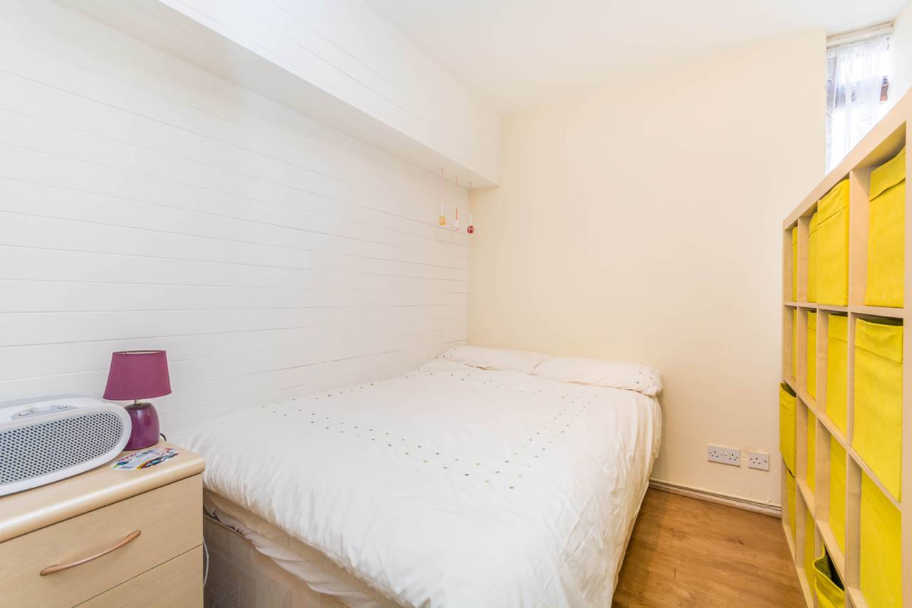 Voici l’appartement que nous vous proposons : Guilford Street, Bloomsbury, WC1N, London Appartement type F1 (1 Bedroom flat) dans un immeuble de 4 étages. Assez spacieux (plus de 26m²), lumineux et en bon état. Petite Cuisine séparée + salle de bain (avec douche).Salon assez spacieux, aménagé avec goût et nombreux rangements intégrés. Entièrement meublé. Logement simple et fonctionnel, sans fioriture. Admin Fee et Check In/Check Out Fees à prévoir. Charges non-incluses dans le loyer. Caution de 6 semaines. Quartier très sûr et agréable. Parfaitement situé dans l’hyper-centre de Londres, proche de la station de Russle Square et King’s Cross (Zone 1), idéal pour se rendre dans les endroits emblématiques de Londres à pied, comme Covent Garden par ex.