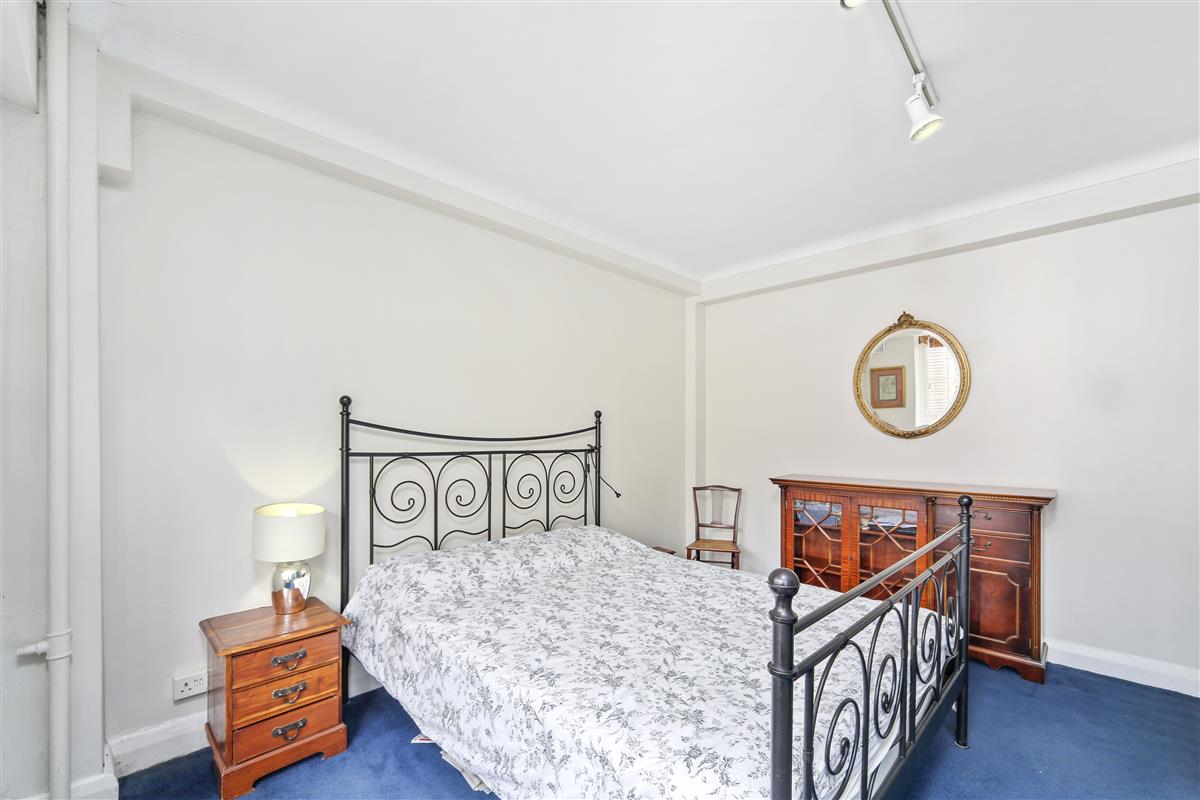 Woodland Ways, East Putney, SW 15, London– Appartement agréable et très lumineux dans immeuble de taille moyenne de 4 étages, meublé ou non-meublé (selon les souhaits du locataire), situé à deux pas (2mn à pied) de la station de métro de East Putney. Très bon emplacement.– Charges exclues du loyer. Admin Fees + Reference Fees de £345 au total.– Appartement classique dans son aménagement et en très bon état, de taille très convenable (presque 55m²) avec un salon plutôt spacieux. Grande chambre double + petite chambre simple. Moquette au sol. Salle de bain un peu ancienne mais cuisine moderne et entièrement équipée.– Confortable et lumineux. Appartement au 3ème étage. Caution de 6 semaines. Accepte les chats– Quartier agréable et calme, bien situé en Zone 3 (limite Zone 2), à 20mn environ de l’hyper-centre en métro. Commerces et toutes commodités proches.
