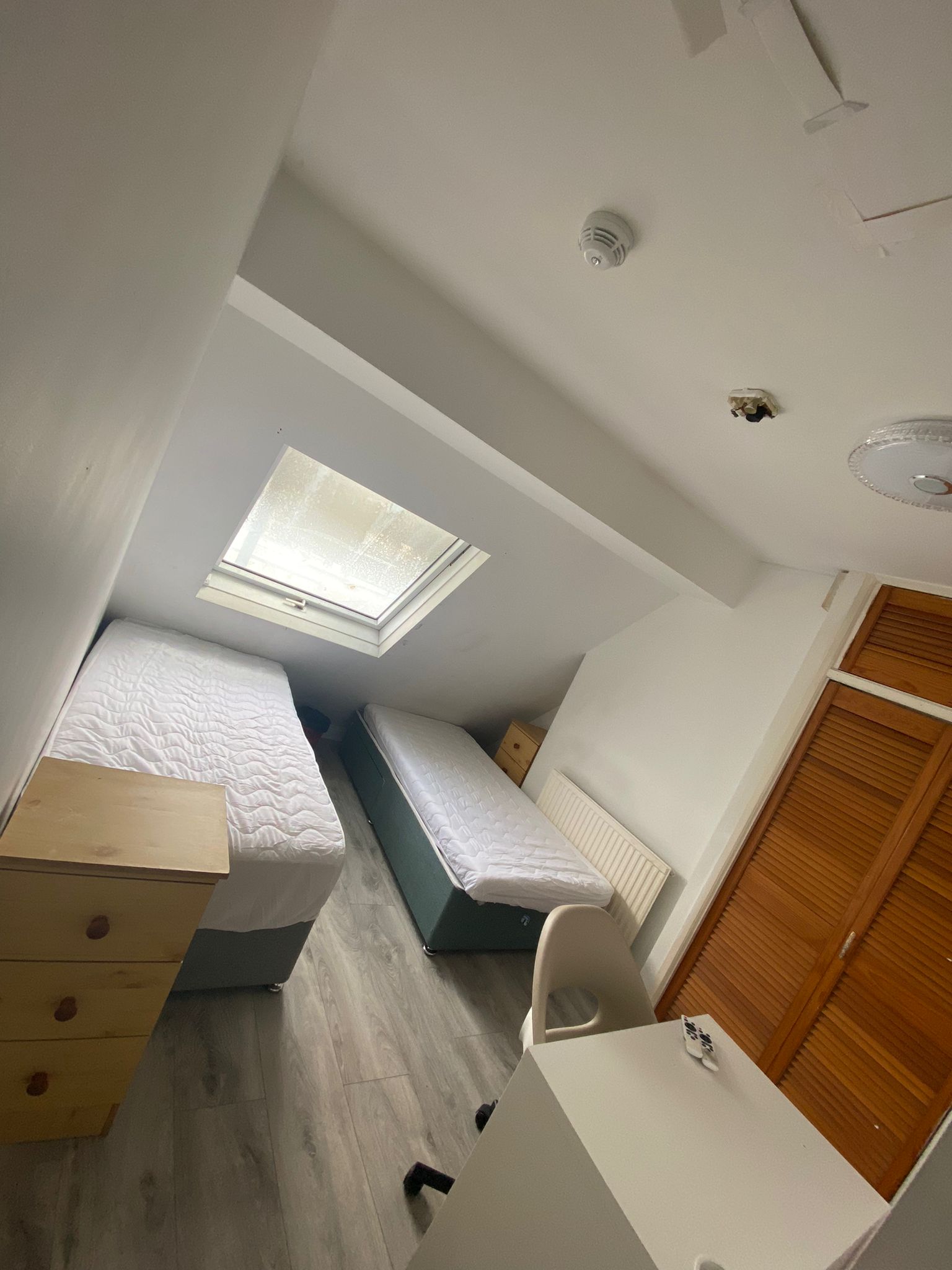 Appartement à partager sur plusieurs étages (Colocation de grande taille) situé dans le quartier de Dublin 3 et donc très proche de l’hyper-centre de Dublin (accessible facilement à pied). Appartement plutôt moderne et confortable. Très bon emplacement. – Belle Chambre double (deux Lits de 1 personne) de taille convenable, bien aménagée et totalement meublée avec grand placard intégré, bureau + fauteuil de bureau et tables de nuit. Vous disposez surtout de votre propre salle de bain avec douche + toilettes. En bon état. Parquet au sol.– Partage de plusieurs cuisines communes totalement équipées et connexion Internet avec plusieurs autres chambres. Comme il s’agit d’une grande colocation, il y a à disposition une Laverie dans l’immeuble avec plusieurs machines à laver mais aussi des sèche-linges. Très pratique.– Quartier très sympa avec commerces/Pubs/supermarché à moins de 5 mn à pied et à deux pas également de l’hyper-Centre de Dublin. De plus, vous avez le grand parc de Fairview à seulement 2 mn. La localisation du logement est vraiment excellente pour profiter de la ville.– Transports en commun : Bus LUAS mais aussi Tramway (à seulement 300m donc très pratique).
