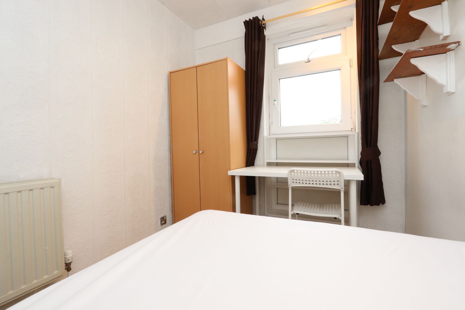 Voici la Colocation que nous vous proposons à Buckhurst Street, Bethnal Green, E1 Appartement pour petit Budget dans un immeuble, situé tout proche de la station de Bethnal Green(à 5-6 mn à pied). A proximité des quartiers jeunes, hipsters et branchés de Shoreditch ou Old Street. 1 Chambre simple de taille moyenne avec armoires, lit doubles, commode,… Lumineuse et agréable. Vrai parquet au sol. Logement en bon état et confortable. Colocation de taille moyenne avec 1 Salle de bain assez moderne (avec douche). Cuisine entièrement équipée assez spacieuse, avec table à manger. Charges incluses dans le loyer (y compris Internet) excepté Gaz et électricité pour lesquels une participation des locataires sera demandée. 4 mois de contrat minimum. Quartier situé en Zone 2-limite Zone 1, à environ 10 mn de l’hyper-centre en métro. Très bon emplacement avec accès facile à de nombreux endroits de Londres, y compris les quartiers de Canary Wharf ou Greenwich dans le sud-est de la ville.