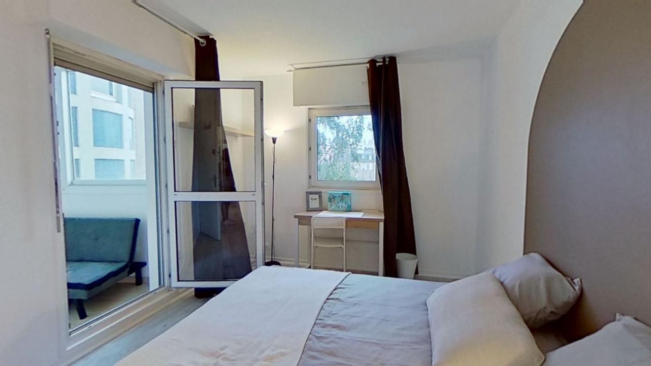Grande Chambre de 14m² dans un Appartement en Colocation Toutes les charges sont incluses dans le loyer, à savoir: Électricité & chauffage, eau froide et eau chaude, WiFi haut débit, maintenance et meme l’Assurance habitation – L’appartement se situe au 4 ème étage avec ascenseur. Il a une surface de 86 m2. Il comporte une entrée, un petit salon, une cuisine équipée, 5 chambres, 2 salles de bain, 1 WC et 1 véranda commune + 1 balcon privatif. La cuisine est entièrement équipée : réfrigérateur, congélateur, plaque de cuisson, four, micro-ondes, vaisselle. – La chambre : Tout le mobilier est prévu, tu disposeras d’un superbe lit double, d’un espace de travail avec un bureau et d’une chaise, ainsi que d’une grande armoire et d’une étagère. Tout le linge de lit, le matelas, les oreillers, la couette sont également fournis.– Le quartier : La colocation se situe dans le 15éme arrondissement, à seulement 4 minutes à pieds de la station métro Javel (ligne 10) et du RER C. Tous les commerces importants sont à proximité (épicerie, boulangerie, restaurants). Il est aussi situé près du grand centre commercial Beaugrenelle pour les journées shopping et à deux pas des quais de Seine pour de longue promenades l’été ou dés que le soleil sort. – Aucun Dépôt de garantie pour ce logement, ce qui est autant d’argent économisé pour le futur locataire. Frais administratifs et de Gestion : 500€ à régler une seule fois.Disponible 31/10/2025.