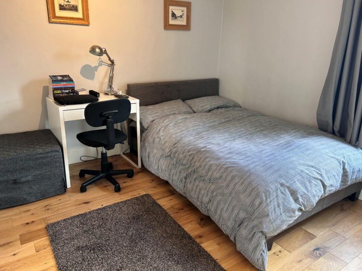 Brockley, Londres
– Maison située proche dans le quartier de Brockley (à 4min à pied de la station de train de Crofton Park). La station d’Overground de Brockley se trouve elle à un peu plus de 10 mn à pied.
– Belle Chambre double (lit 2 personnes) entièrement meublée (placards intégrés) avec bureau, rangements et étagères. Agréable, spacieuse et lumineuse (puits de lumière).
– Partage de la cuisine équipée, salon et deux salles de bains (une avec Baignoire, une avec Douche) avec la Famille.
L’accès à la cuisine ne devra pas monopoliser trop de temps afin que chaque personne présente dans le logement puisse l’utiliser. Il n’y a qu’une chambre pour les invités dans ce logement.
– Quartier calme et plutôt résidentiel situé en Zone 2, à environ 35 mn de l’hyper-centre en transport.
– Toutes les charges sont incluses (également Internet).
Caution limitée ou pas de Caution selon la durée de location.
– Maison confortable, agréable, bien entretenue, avec salon + salle à manger. Les propriétaires sont 1 femme (qui travaille en tant que Financial Advisor) et 1 homme (à la retraite) de 62ans tous les deux. Leur fille de 28 ans ainsi que leur deux autres enfants de 17 et 19 ans (deux garçons) vivent aussi dans la maison.