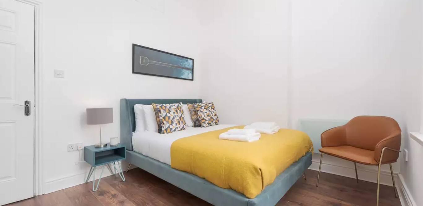 Warwick Road, Earl’s Court, SW5, London
– Appartement de type T2 avec une chambre séparée, de taille convenable et situé au coeur du quartier de Earl’s Court (hyper-centre de Londres) et proche de la station du même nom (Zone 1). Quartier chic et très sûr, proche de Kensington et avec accès facile aux parcs de Holland Park (à pied) mais aussi au mythique Hyde Park (en Bus, voire à pied).
– Logement de bon Standing avec chambre double séparée (grand lit 2 personnes) meublée, pièce principale avec table, chaises, sofa, TV et cuisine équipée (avec four et hotte, bouilloire,…) avec plusieurs placards de rangement. Salle de bain moderne avec douche. Parquet au sol.
– Contrat de location de courte durée possible pour ce logement. Caution.
– Appartement en très bon état, agréable et bien équipé. Parfait pour deux personnes compte tenu de sa taille.
– Quartier vraiment agréable avec ses rues typiques et très bien situé dans le centre de Londres. Commerces et toutes commodités à deux pas.