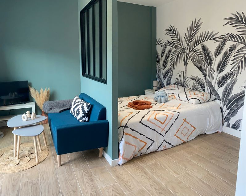 Quartier Nansouty, 33800 Bordeaux
Maison au calme et élégamment rénovée en plein cœur de la ville à mi-chemin entre Nansouty la Victoire et le marché des Capucins.
Location meublée pour un bail courte durée entre 3 à 6 mois maximum.
Profitez de son emplacement, de la terrasse et du calme de l’emplacement en fond de cour.
La maison dispose de tout le nécessaire fonctionnel pour faciliter votre séjour, le tout agrémenté d’une climatisation.
Terrasse en bois et fleurie au calme.
Equipements inclus : machine Nespresso, TV + box, bouilloire, micro-ondes, grille-pain, sèche-cheveux, étendoir, aspirateur, plancha.
850€ Charges comprises incluant 20€ de provision pour Internet (Fibre) et électricité (refacturer au réel)
Garantie Visale acceptée.