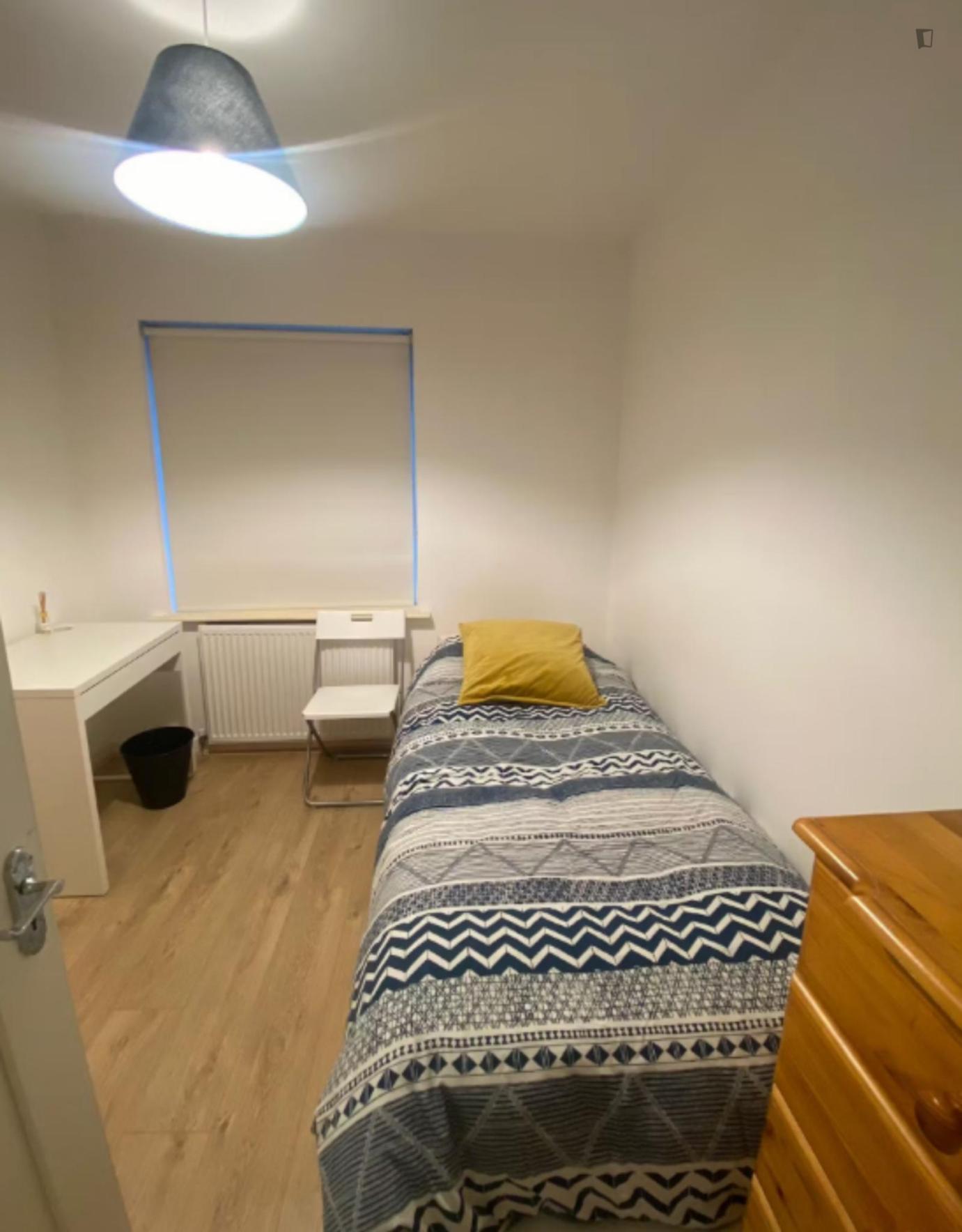 Seven Oaks, Whitehall, Dublin 9, D09, IrlandeCharmante maison de ville de trois chambres avec deux salles de bains disponibles et tout juste arrivée sur le marché de la Colocation. Toutes les factures ne sont pas incluses. Les factures supplémentaires sont de 40€ par mois et par personne. Chaque chambre dispose d’un bureau et d’une chaise, ainsi que d’une connexion Wi-Fi haut débit. La maison dispose de deux chambres doubles et d’une chambre simple. Il dispose d’un salon, d’une salle à manger et d’une cuisine ouverte avec un grand salon avec une abondance de lumière naturelle, une grande table pour manger ou utilisée comme espace de travail et un beau jardin à l’arrière. La cuisine est entièrement équipée avec tout.La maison est à seulement 45 minutes du centre-ville de Dublin en bus.C’est un quartier très sûr et résidentiel, mais vous trouverez des magasins, des pubs et des restaurants, ainsi qu’un centre de remise en forme à proximité. Premier mois de loyer et frais de réservation uniques requis lors de la réservation (Vérifiez le montant auprès de l’agent).Pour les réservations de plus d’un mois, le loyer sera payé mensuellement.