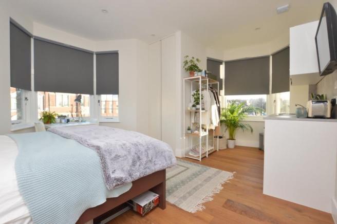 Finchley Road, Golders Green, NW4 London
– Studio assez spacieux avec cuisine équipée et salle de bain privée, situé à moins de 5 mn de la station de métro de Golders Green. Très lumineux et agréable.
– Toutes Charges incluses dans le Loyer excepté électricité : £40/mois environ (à titre indicatif)
– Logement moderne, en très bon état et lumineux grâce à deux grandes fenêtres (Bow window). 
– Cuisine entièrement équipée, frigo, micro-ondes, TV, … Salle de bains avec douche. Equipement récent. 
– Joli Parquet au sol.
– Surface habitable : +24m²
– Contrat de longue durée uniquement. 
– Quartier calme et très sûr, bien situé en Zone 3, à moins de 25 mn du centre en métro (Northern Line).