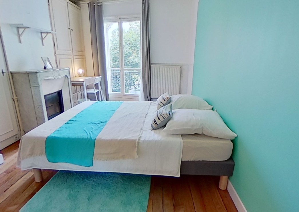 Voici l’offre que nous pouvons vous proposer :
Rue Dautancourt, 75017 Paris
• Chambre double de 14m², équipée d’un lit double, d’un bureau, d’une chaise et d’une lampe. Largement éclairé par une haute fenêtre. Stockage.
• Petit espace avec bureau et chaises.
• Cuisine entièrement équipée avec cuisinière, lave-linge, buanderie et réfrigérateur.
• Salle de bain avec douche et WC.
Location de court-terme possible