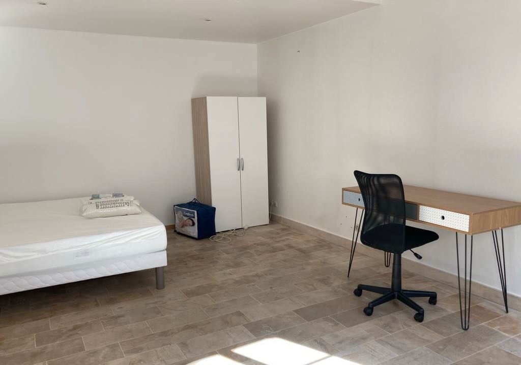 Voici la Colocation que nous vous proposons : Rue du Général Pershing, 54400 Longwy
Maison de 120m² en Colocation avec 5 chambres fraichement rénovée avec mobilier neuf, situé à 3 minutes à pied de gare SNCF Longwy bas, au cœur du centre-ville, proche de tous commerces.
Chambres avec tout confort (lit 140×190 avec matelas confortable, couette, oreillers, bureau avec chaise et armoire) et 3 salles de bain.
Une chambres 18 m², salle de bain partagée.
Grand séjour lumineux de 25m² avec une terrasse. Le salon comprend : Un canapé de 3 places, table basse, une table à manger, un meuble télé ainsi qu’une télévision écran plat 101cm.
Cuisine entièrement équipée : plaques de cuisson induction, réfrigérateur, four micro-ondes, machine à laver. La vaisselle est également fournie (assiettes, verres, couverts, casseroles, etc.)
Penderie et cave.
Gare SNCF et l’arrêt bus 3 minutes à pied avec plusieurs connexions vers le Luxembourg, la Belgique, Thionville, Metz.
Les charges sont comprises dans le loyer (eau chaude, eau froide, frais de ménage des partiescommunes toutes les deux semaines, taxe d’enlèvement des ordures, électricité, internet par fibre).
Bail individuel. Possibilité APL. Caution de deux mois de loyer hors charges.
Disponible immédiatement.