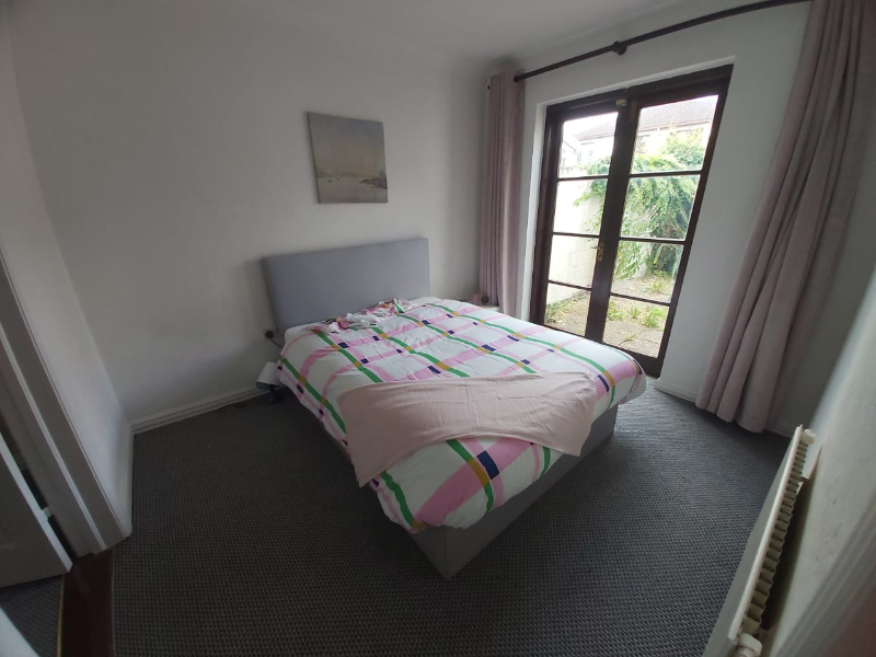 Castleknock, Dublin 7, Ireland
Grande Maison en Colocation de 120 m². Jolie chambre double spacieuse de 13 m² élégante avec accés direct au jardin.
4 chambres en tout dans ce logement.
Lit double confortable avec tête de lit et linge de lit. Chambre lumineuse avec porte-fenêtre donnant sur le jardin, plutot spacieuse et meublée. Moquette au sol.
2 salles de bains complètes dans cette maison (baignoire et douche) + 1 toilette supplémentaire séparé.
Espaces sociaux spacieux avec salon lumineux et cuisine moderne à concept ouvert pour les rassemblements. Espaces de travail dédiés avec internet haut débit.
– Cette maison en colocation peut accueillir au maximum 7 personnes.
– Commerces proches: coffee shop, des pubs authentiques et une variété de restaurants
Située à seulement 30 minutes de O’Connell Street et des attractions du centre-ville. Vous avez aussi le Phoenix Park juste au coin de la rue pour des activités de week-end et/ou de l’exercice quotidien.
Transports en commun proche avec des connexions excellentes (lignes de bus 37, 39, 39a, 70)
Cadre résidentiel paisible offrant le parfait équilibre entre accessibilité et tranquillité.
Quartier agréable et bien situé dans la ville de Dublin.
Contrat de location flexible mais exclusivement pour court et moyen-terme: 3 à 6 mois.
Salon baigné de lumière avec sièges confortables. Cuisine contemporaine avec tous les appareils modernes.
Patio ensoleillé
Moquette de qualité dans toute la maison.
Caution demandée de 1mois de loyer: 1235€ / Frais de 80€ pour Check-in + Check-out